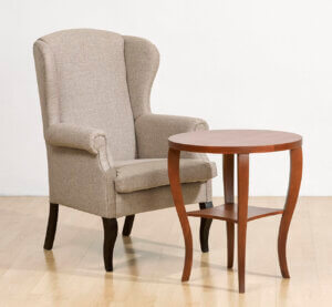 fotel Uszak kominkowy i stolik Eclate