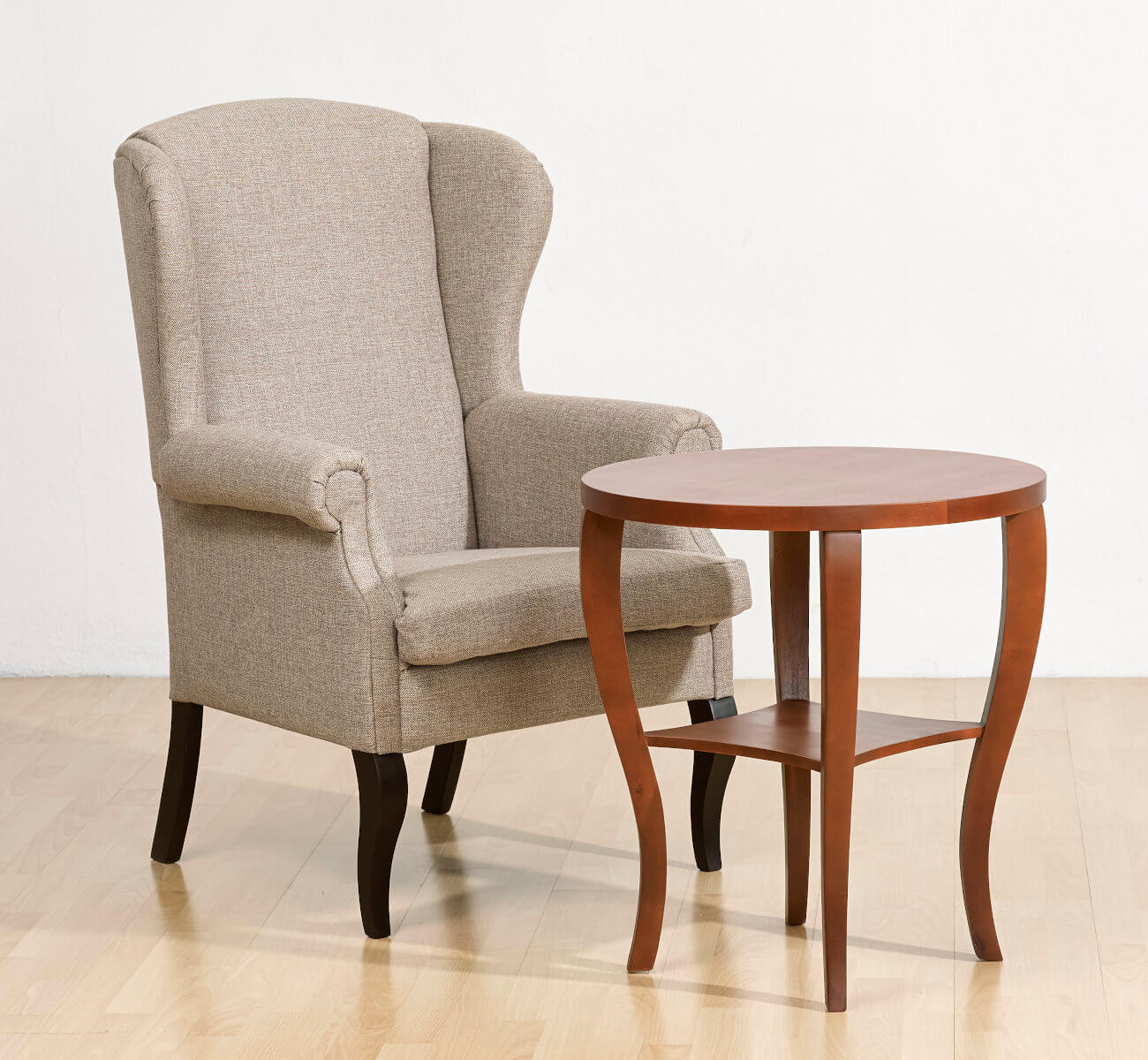 fotel Uszak kominkowy i stolik Eclate